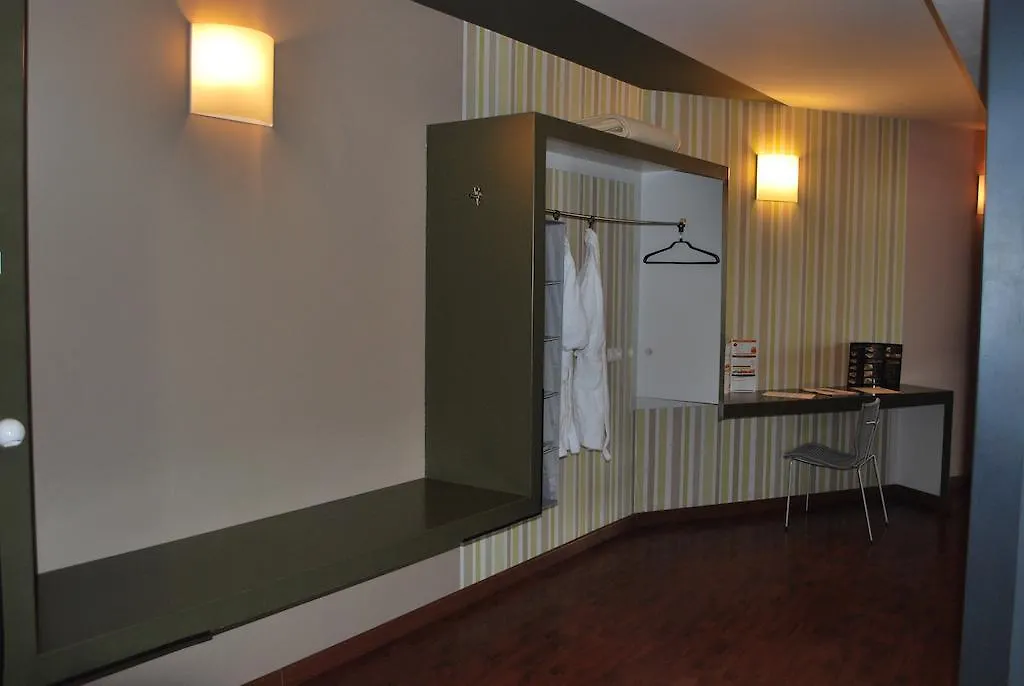 Hotel Ciutat 이괄라다 4*,